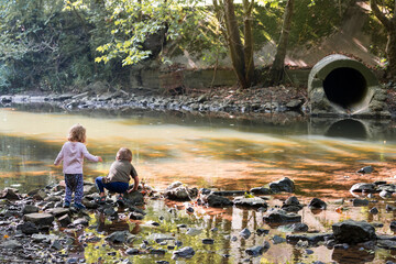 enfants jouant dans le ruisseau lumineux
