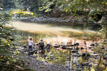 enfants jouant dans le ruisseau lumineux