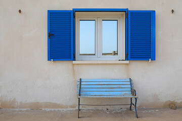 fachada de casa blanca con ventana y banco azul pueblo rural mediterráneo almería 4M0A5751-as21