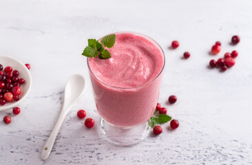 Vegan cranberry mousse with semolina and fresh cranberries