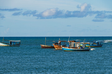Fototapeta na wymiar Boats and speedboats on the coast of Praia do Forte - Bahia