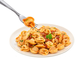 Capeletti, massa italiana, com molho de tomate e garfo com capeletti saindo do prato em fundo branco para recorte.