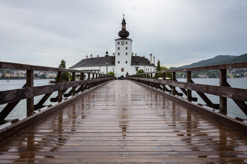 Obraz premium Seeschloss Ort castle onon a small island on Traunsee lake on a rainy day, Gmuden, Austria