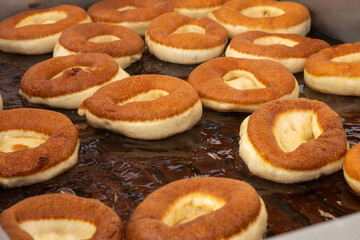 Traditionelle K&uuml;chle am Bauernmarkt