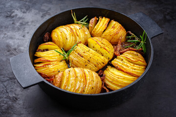 Modern Style Kartoffelchips mit gerösteten Zwiebelringen und Kräutern serviert als Draufsicht in einer Designpfanne mit Textfreiraum