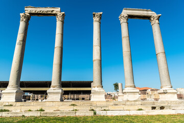 Obraz premium Corinthian columns at the ancient Agora site in Izmir, Turkey.