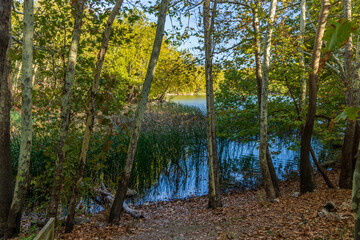 Obraz premium Located in Isparta Eğirdir, Turkey, Lake Kovada National Park is getting ready for autumn...
