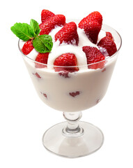 Creme de iogurte na taça com morangos e folha de hortelã no fundo branco para recorte.