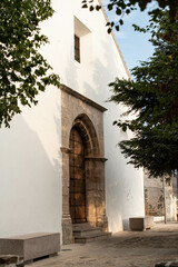 Fototapeta na wymiar Puerta de una antigua iglesia de un pueblo de andalucia españa malaga