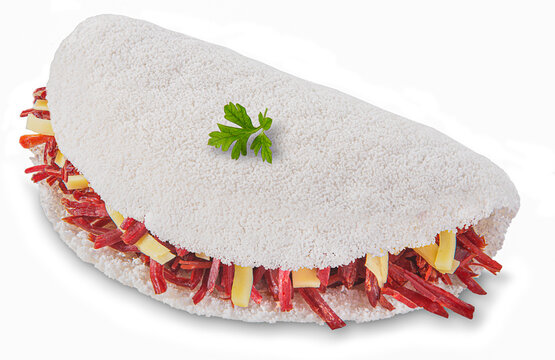 Tapi&oacute;ca (farinha de mandioca) com recheio de queijo e carne seca (jab&aacute;) t&iacute;pica comida brasileira.