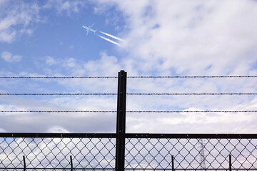 鉄条網と青空