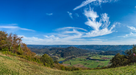Monceaux sur Dordogne (Corrèze, France) - Vue panoramique de la vallée de la Dordogne depuis Bros - 463703618
