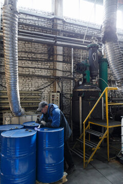 Checking the level of solvent 