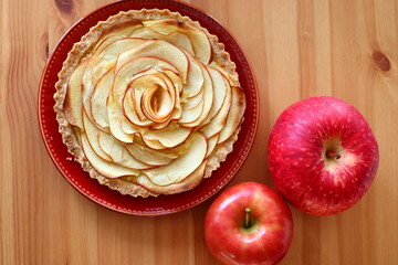 りんごのタルトケーキ、バラのデザイン