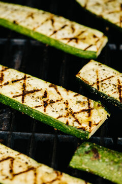 Grilling seasoned zucchini slices