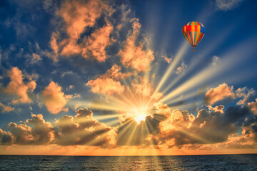 夕焼け雲が美しい沖縄のサンセット風景