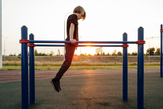Teenager exercising on parallel bars