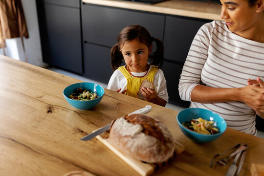 Mother and daughter ready por the lunch at kitchen