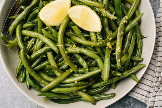 Prepared green beans with lemon