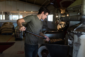 Adding walnut shell to roaster coffee