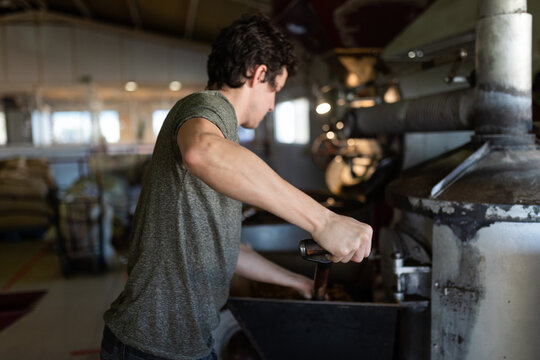 Adding walnut shell to roaster coffee