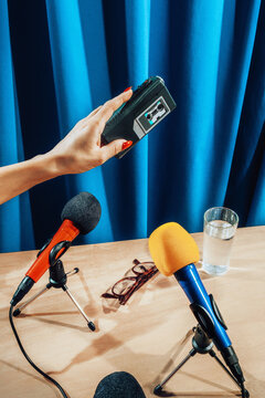 hand holding dictaphone at press conference