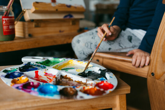 Artist palette used by kids&rsquo; hands.