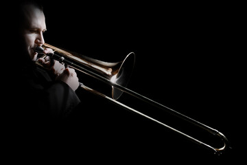 Joueur de trombone. Le tromboniste jouant le musicien de jazz