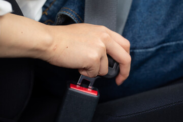 シートベルトをする男性　
運転席でシートベルトをする人