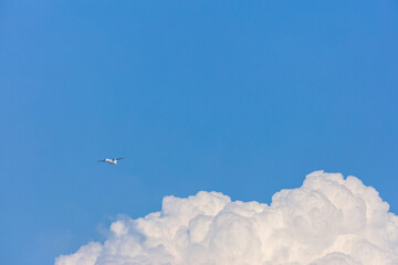 青空と入道雲とプロペラ機