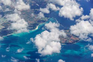 珊瑚礁が広がる宮古島の海岸線