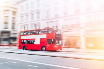 Crédence de cuisine en verre imprimé Bus rouge de Londres London Red Bus in motion
