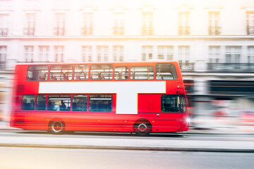 Bus rouge de Londres en mouvement