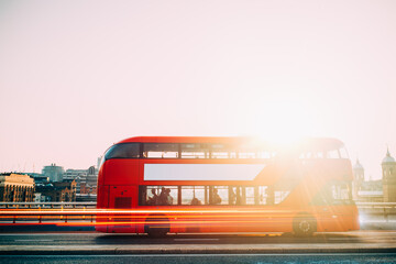 London Red Bus in Bewegung