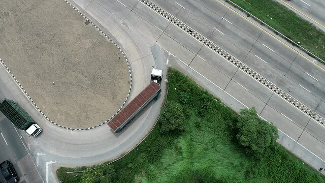 trailer truck Turn around at U turn road