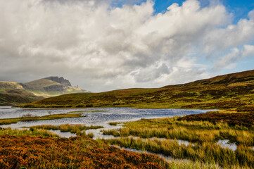 Portree, au loin, Old Man of  Storr, Ile de Skye, Ecosse
