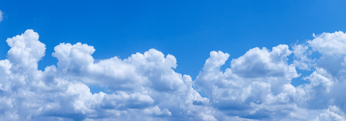 Panorama mit Grau-Weiße Wolken am Himmel