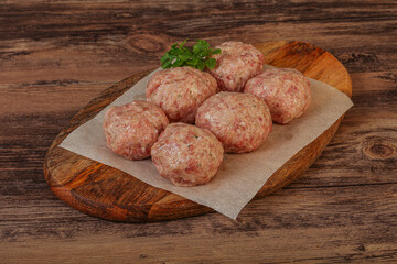 Raw turkey meatball for cooking