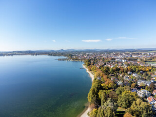 Naklejka premium Blick über den Mettnaupark zur Stadt Radolfzell am Bodensee