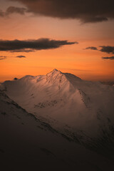 Fototapeta na wymiar Panorama depuis la Britannia Hutte à Saas Fee. Lever du soleil sur les Alpes Suisses.