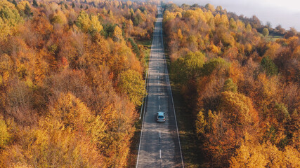 Obraz premium Autumn colors and mountain road aerial view