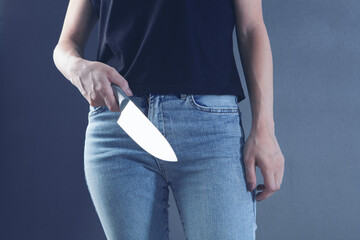 woman attacks with kitchen knife