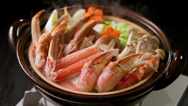 ズワイガニのカニ鍋(スローモーション)　Snow crab hot pot