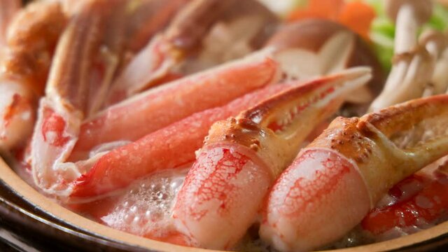 ズワイガニのカニ鍋(スローモーション)　Snow crab hot pot