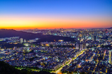 Obraz premium Seoul city night view from the top of the mountain at sunset time
