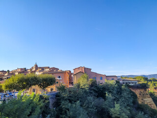 Fototapeta na wymiar vue du village de Roussillon dans le Vaucluse 