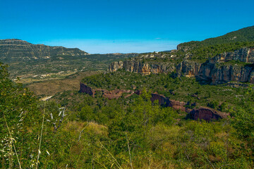 Obraz premium Vista de Siurana que se encuentra en la parte más baja de la Sierra de la Gritella, en la comarca de Priorato, Tarragona, Catalunya.