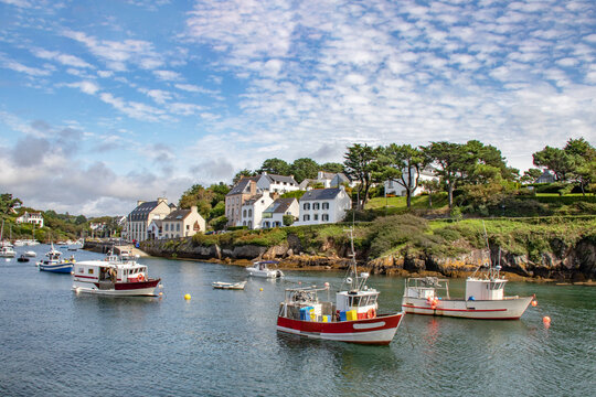 Clohars-Carno&euml;t. Do&euml;lan. Chalutiers dans la ria de la La&iuml;ta.  Finist&egrave;re. Bretagne