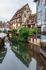Obraz premium Colorful historic houses by the lake and bridge in Colmar France