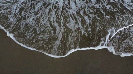 Meeres Welle am Sand angekommen 